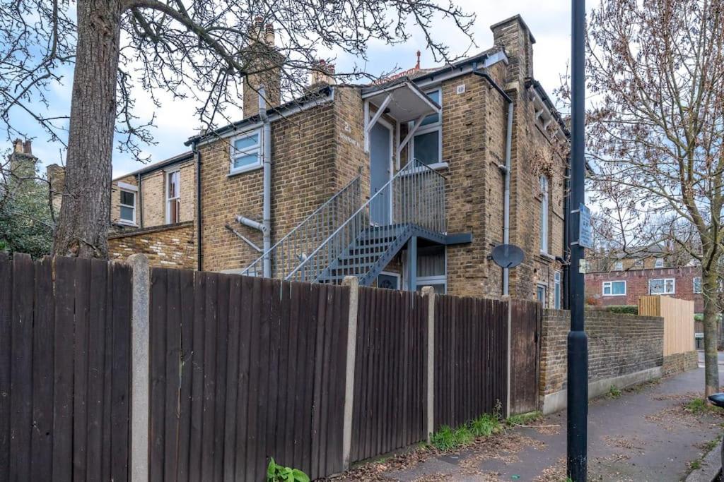 New 3Bed Stylish Apartment With Amazing Transport London Luaran gambar