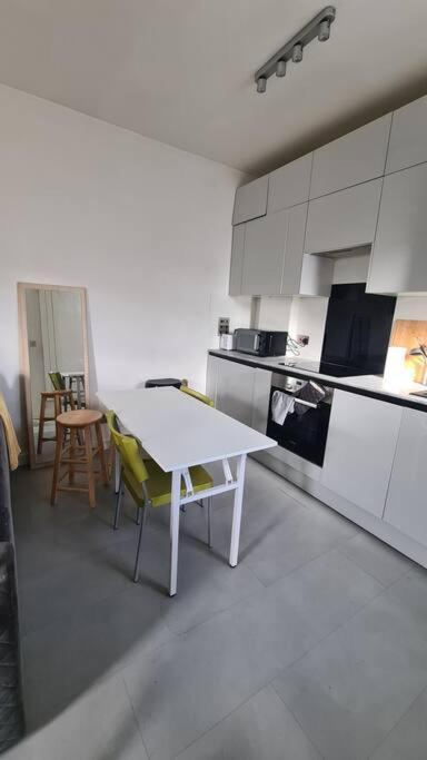 New 3Bed Stylish Apartment With Amazing Transport London Luaran gambar
